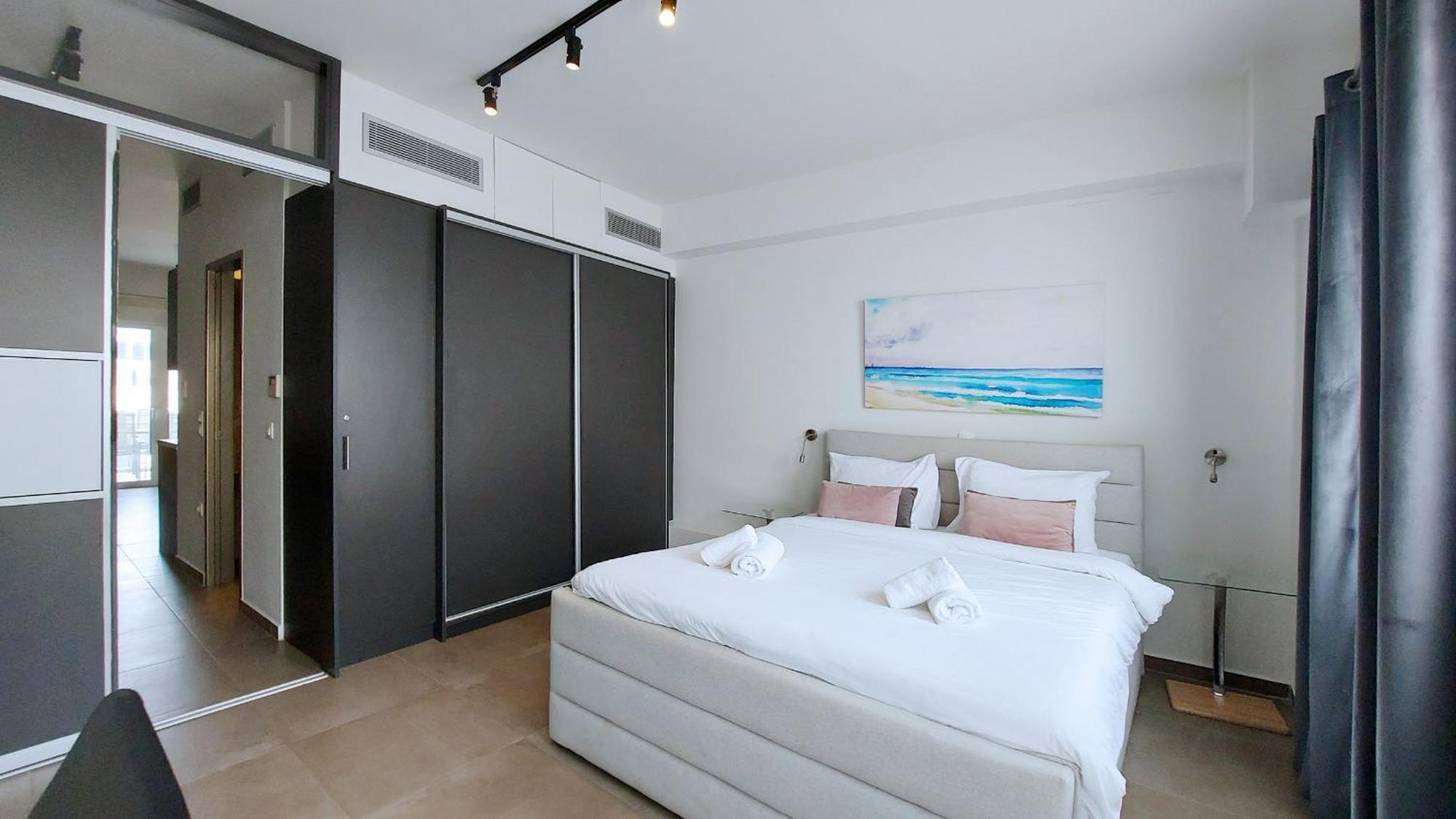 A Cozy Renovated Apartment *